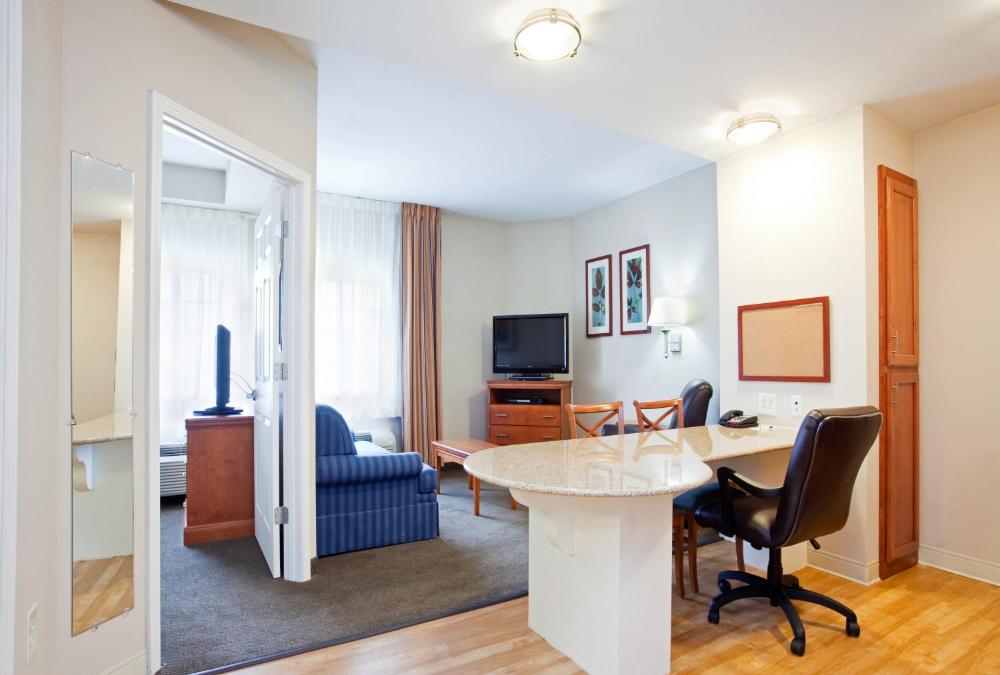 Queen Suite with Mobility Accessible Tub interior